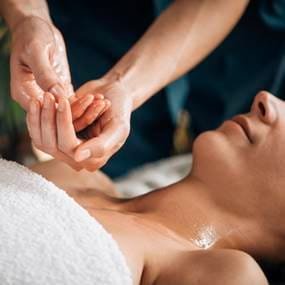 Galvos, kaklo ir pečių juostos masažas