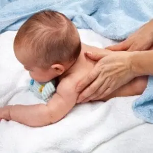 Kūdikio masažas su mankštomis (iki 1 metų)